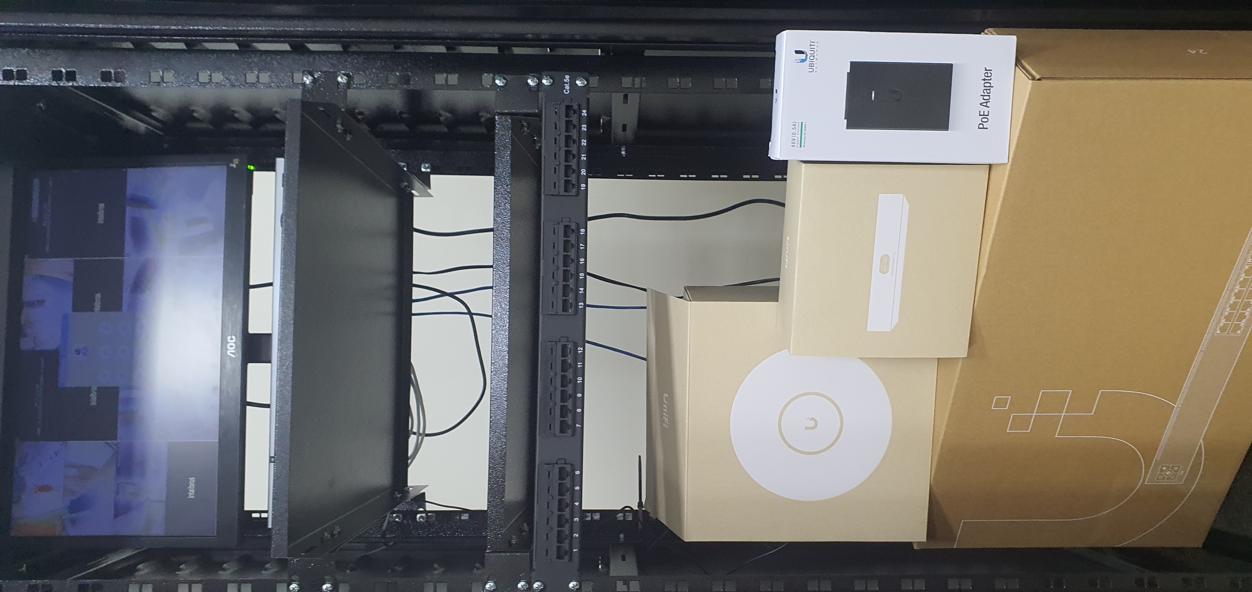 AP e switch UniFi em rack CFTV